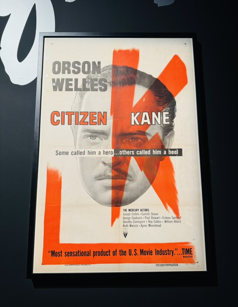 أحد ملصقات ”المواطن كاين“.