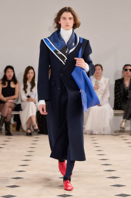 الوشاح على القبّة موضة صيف 2026 من توقيع دار Celine (إنترنت)