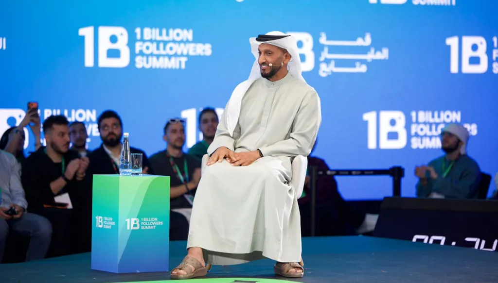 رئيس الهيئة الوطنية للإعلام الإماراتي في قمة المليار متابع: ردنا على التحديات هو الواقع الذي تصنعه