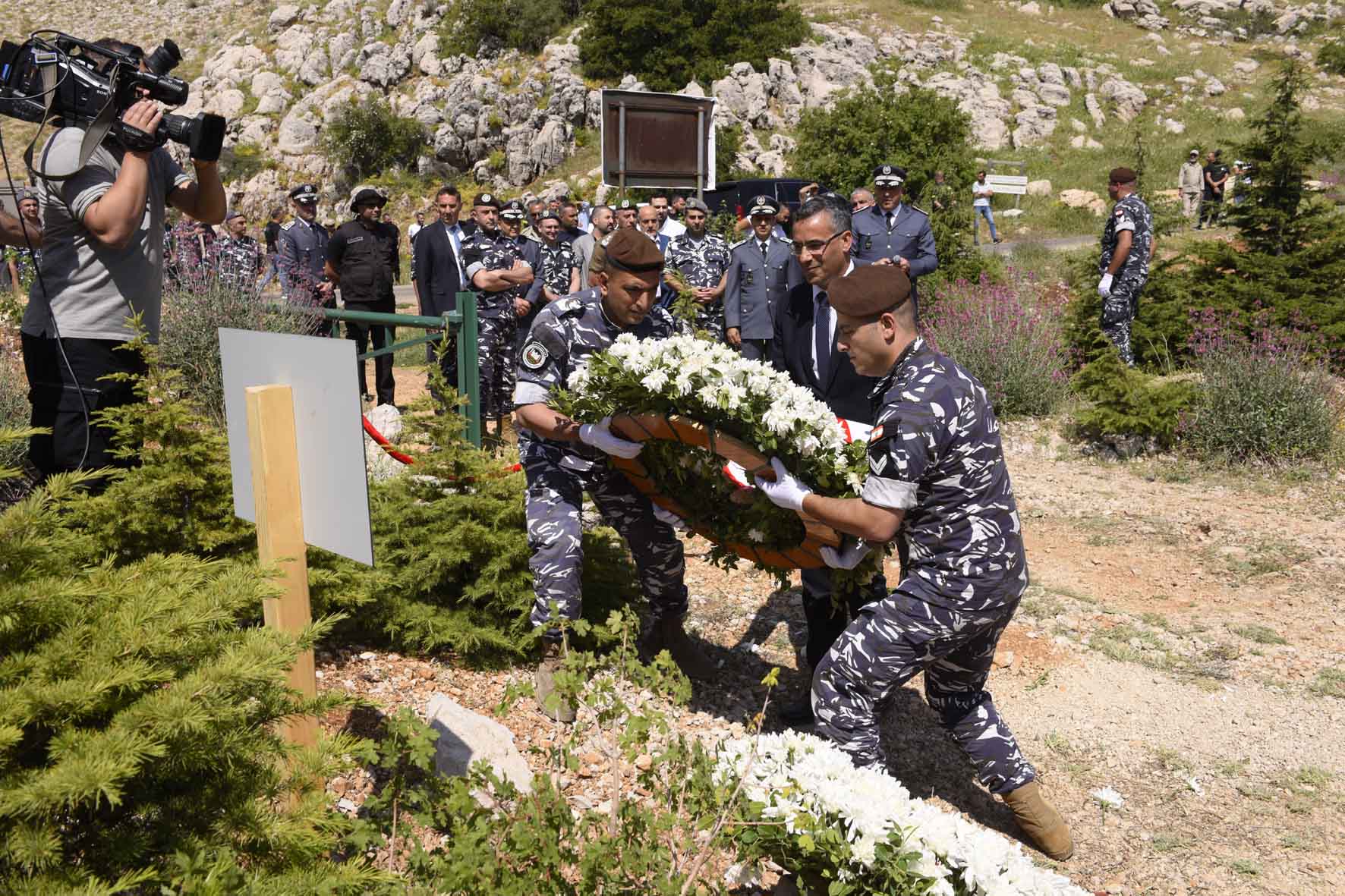 إكليل من الورد تكريما للشهداء في المحمية