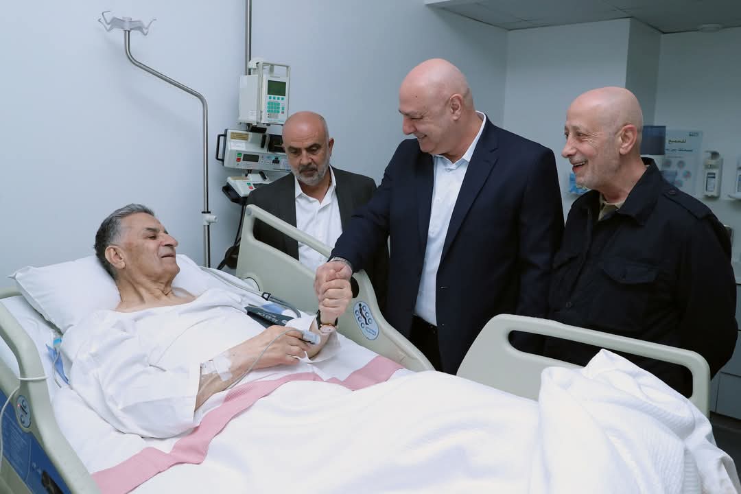 الرئيس عون خلال زيارته البطريرك الراعي في المستشفى أمس بعد خضوعه لجراحة في الورك.