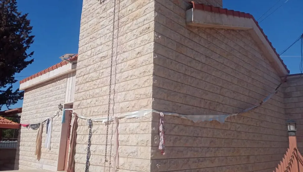 كيف تواجه دير الأحمر احتباس المطر؟ أدعية وزنار من ثياب المؤمنين حول الكنيسة