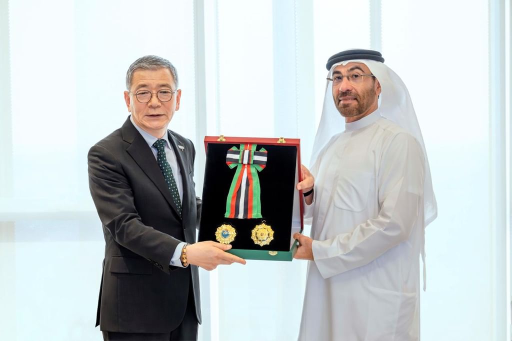 الوزير الصايغ يسلم السفير الكوري الوسام (وام)