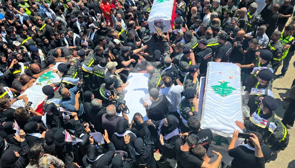 تشييع عناصر الدفاع المدني ضحايا الغارة الإسرائيلية في مجدل زون. (أحمد منتش)