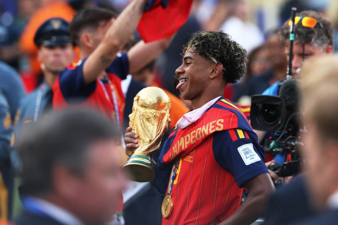 رفع لامين جمال الكأس بعد فوز إسبانيا والأرجنتين في المباراة النهائية لبطولة كأس العالم لكرة القدم 2026 في 19 تموز/يوليو (AFP / Odd ANDERSEN)