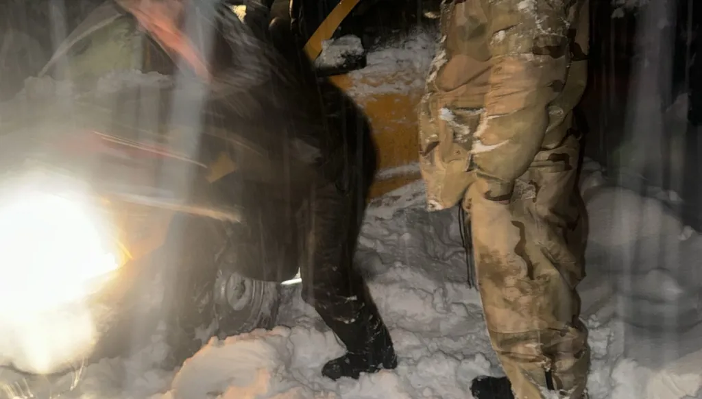 لبنان- إجلاء عدد من الأشخاص احتجزتهم الثلوج على طريق الهرمل