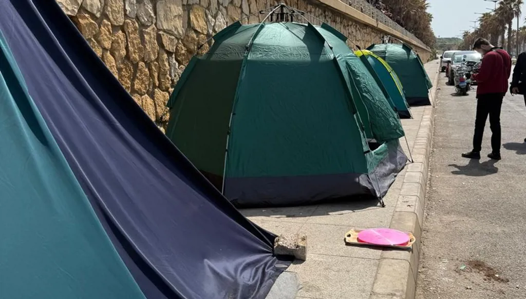 بعد ليلة مرعبة... نازحون في الرملة البيضاء: "لوين بدنا نروح"؟ (فيديو)