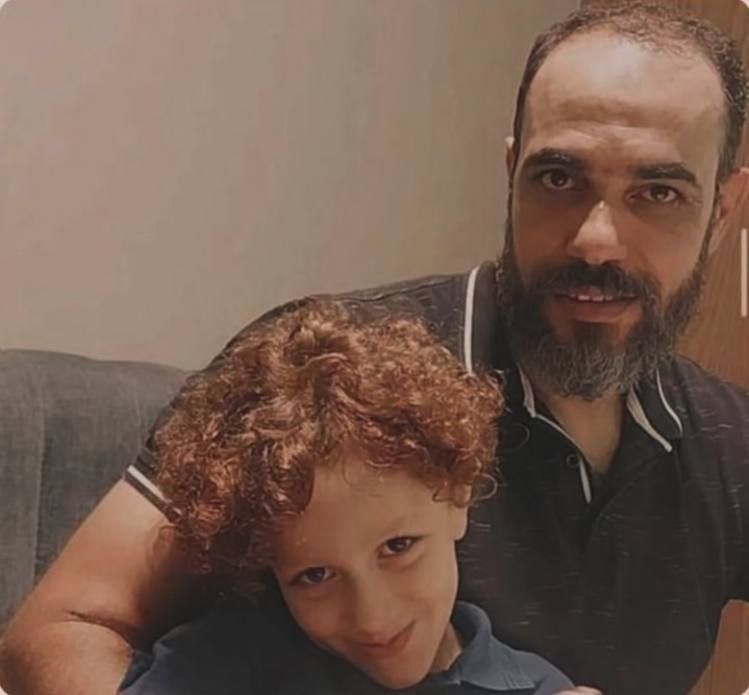 الطبيب أبوموسى في صورة مع ابنه يوسف (مواقع)