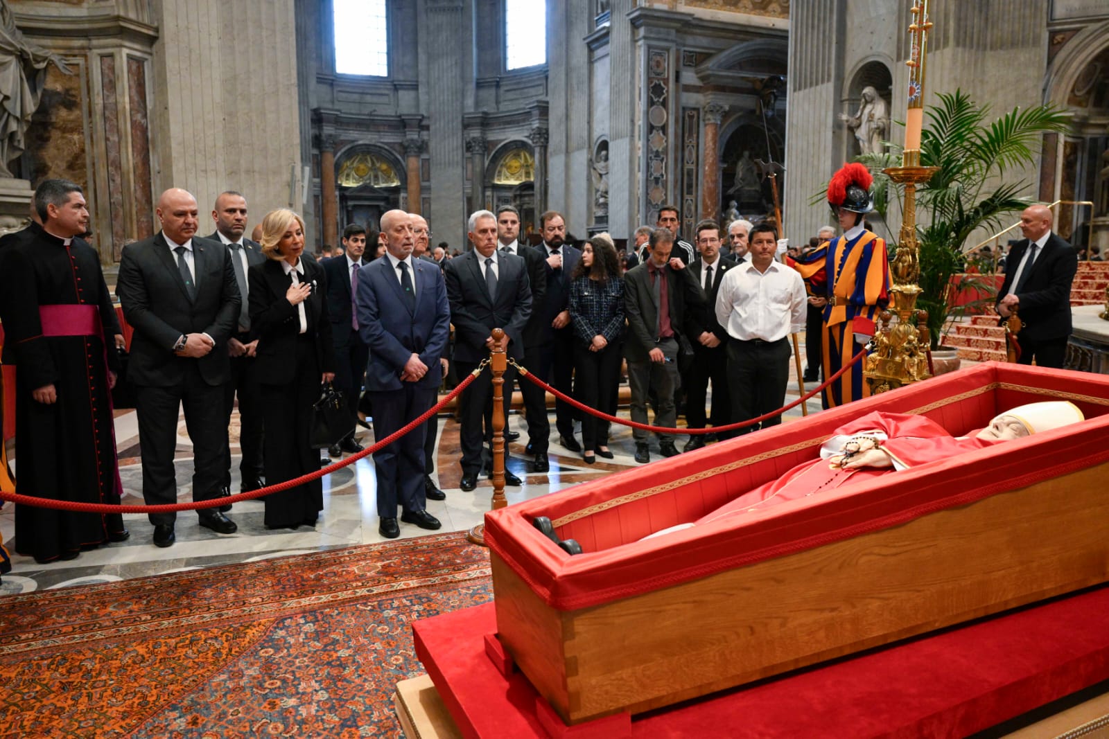 رئيس الجمهورية واللبنانية الأولى ألقيا النظرة الأخيرة على جثمان البابا فرنسيس (الرئاسة اللبنانية).