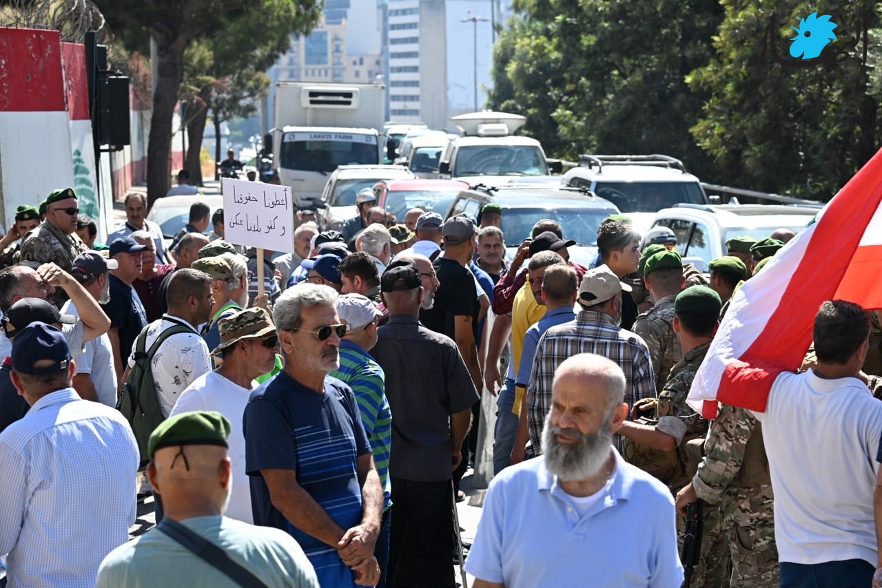 احتجاجات للعسكريين المتقاعدين عند مدخل السراي. (حسام شبارو)