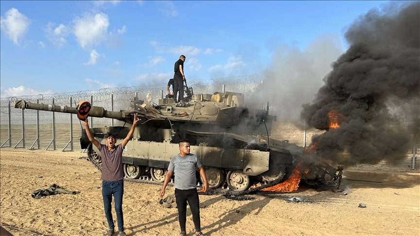 فلسطينيون يستولون على دبابة إسرائيلية يوم هجوم 7 أكتوبر (وكالات)‏