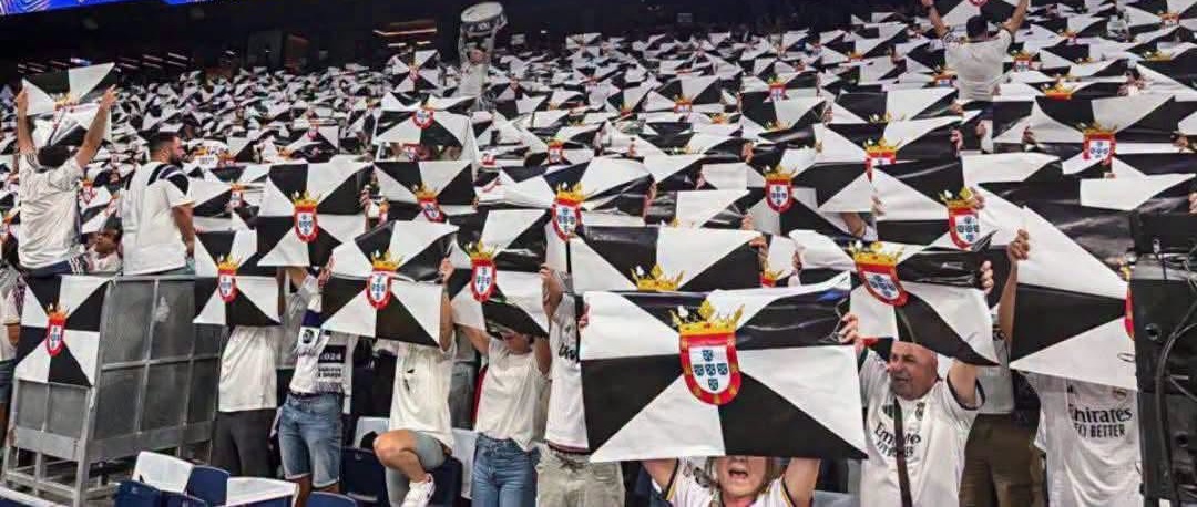 مشجعو ريال مدريد يرفعون لافتات تحمل شعار مدينة سبتة ذاتية الحكم خلال المباراة أمام إنتر في دوري أبطال أوروبا. (موقع ريال مدريد)