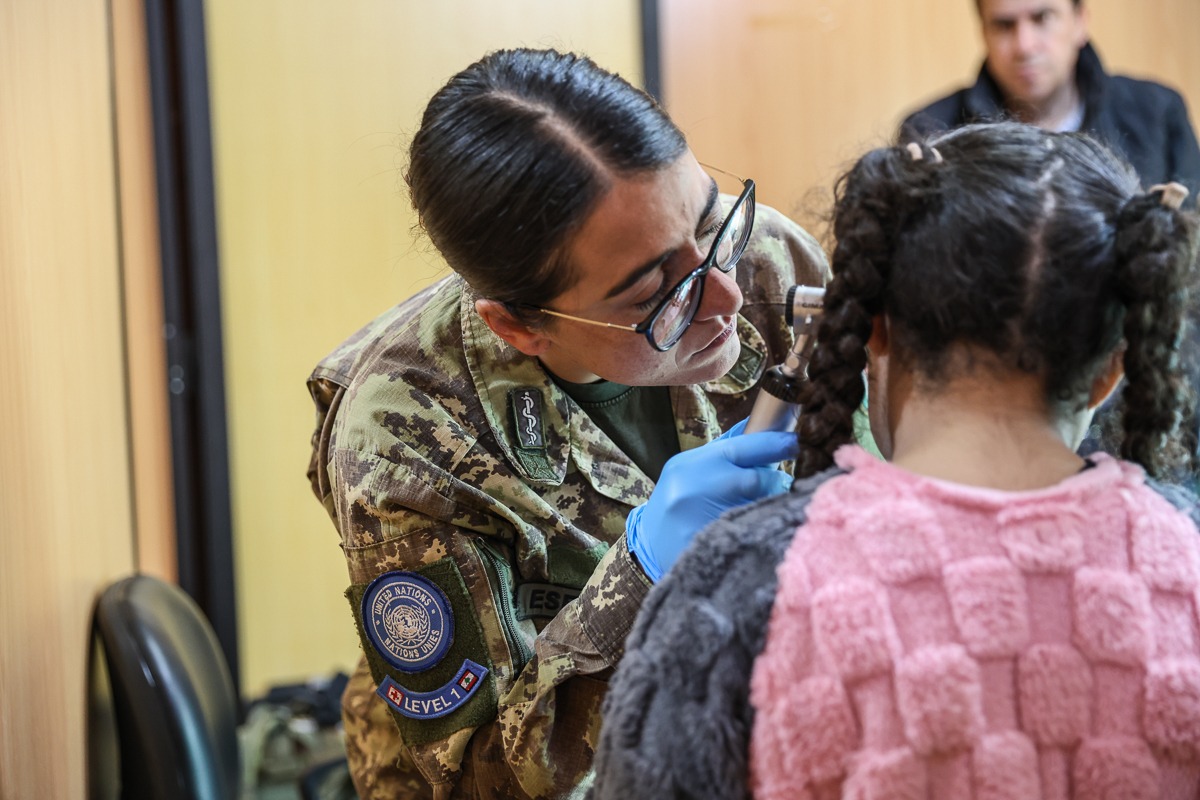 طبيبة تعاين طفلةو (إ.أ.)