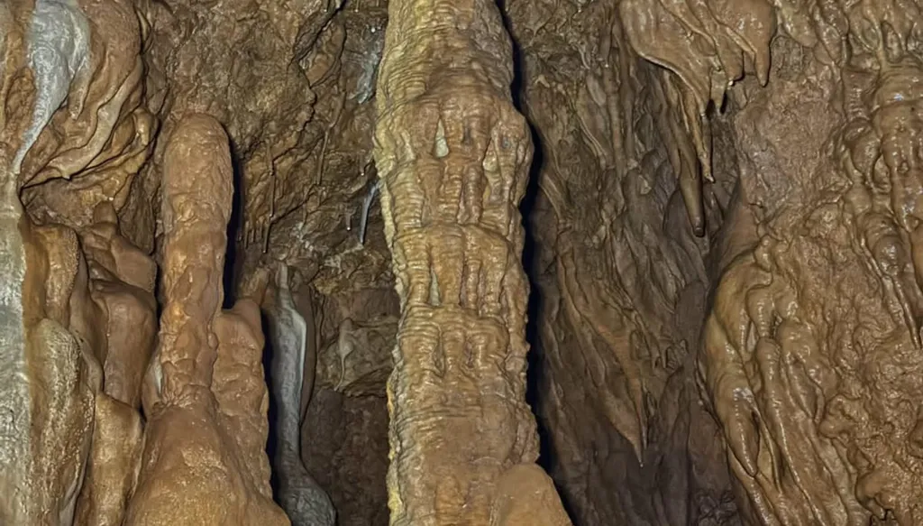 اكتشاف مغارة طبيعية بعمق 17 متراً في عكار شمال لبنان (صور وفيديو)