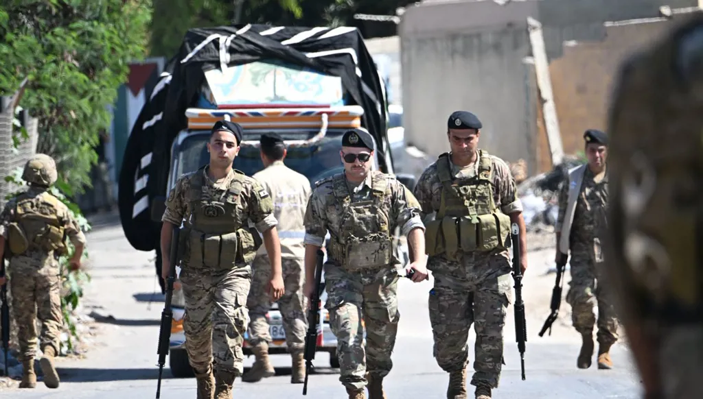 الجيش اللبناني: عملية دهم وتوقيف سوريَّين في المرج وبر الياس وضبط أسلحة وذخائر حربية ومخدرات