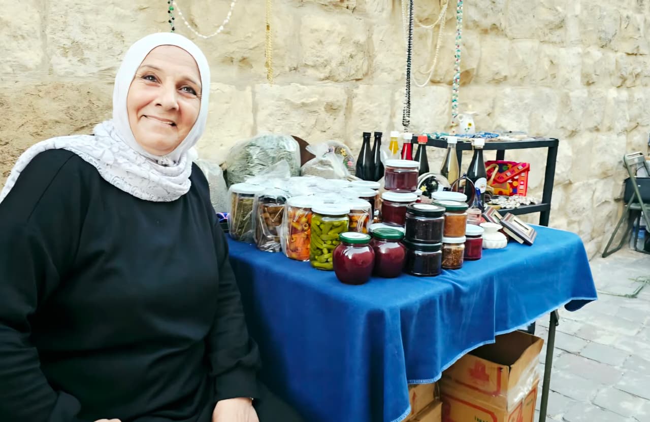 إمرأة من سكان البلدة تعرض مونة بيتية.
