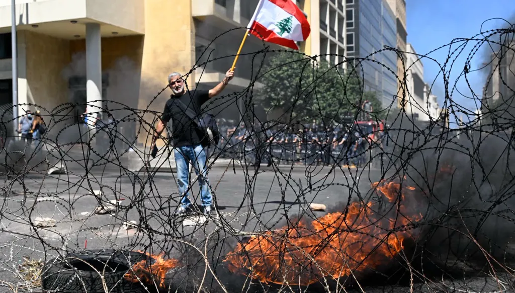 العسكريون المتقاعدون باقون في الشارع... اجتماع "إيجابي" ولا تصعيد بانتظار حسم الرواتب