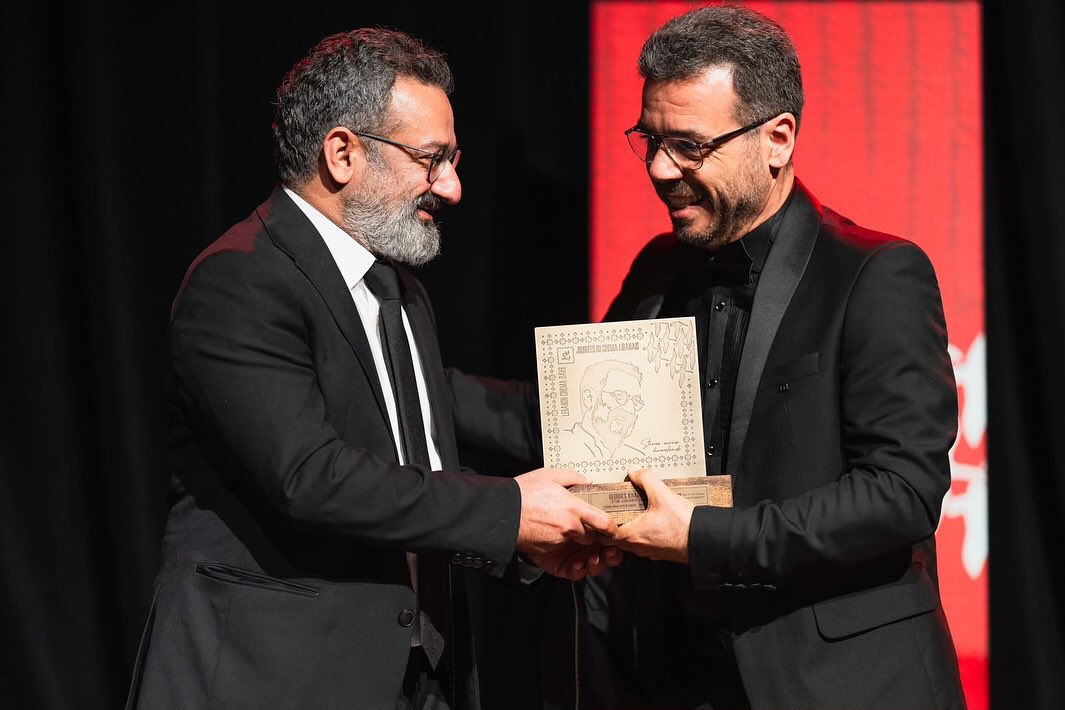 جورج خبّاز إلى جانب مؤسس مجتمع بيروت السينمائي ومدير أيام لبنان السينمائية سام لحود، خلال حفل التكريم في مونتريال (إنستغرام – جورج خبّاز).