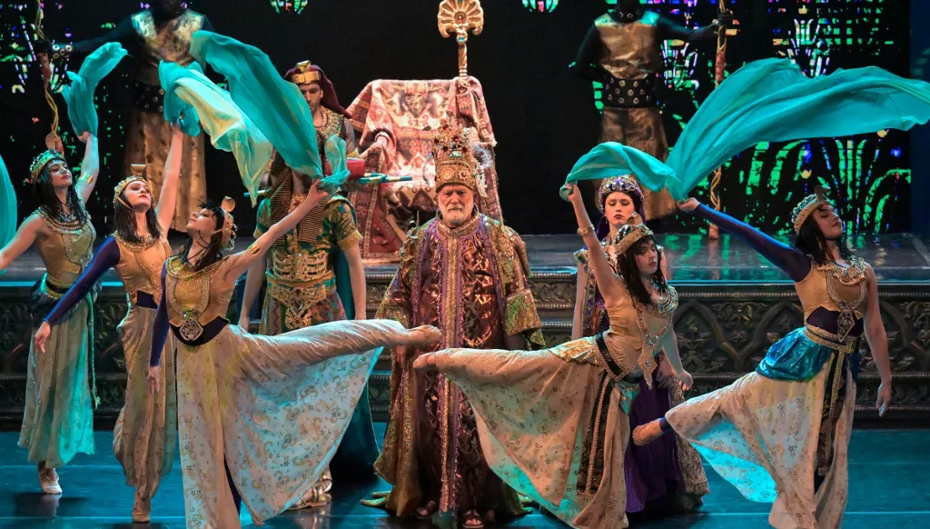 ... أَمَّا السياسيون فمعظَمُهُم إِلى النسيان