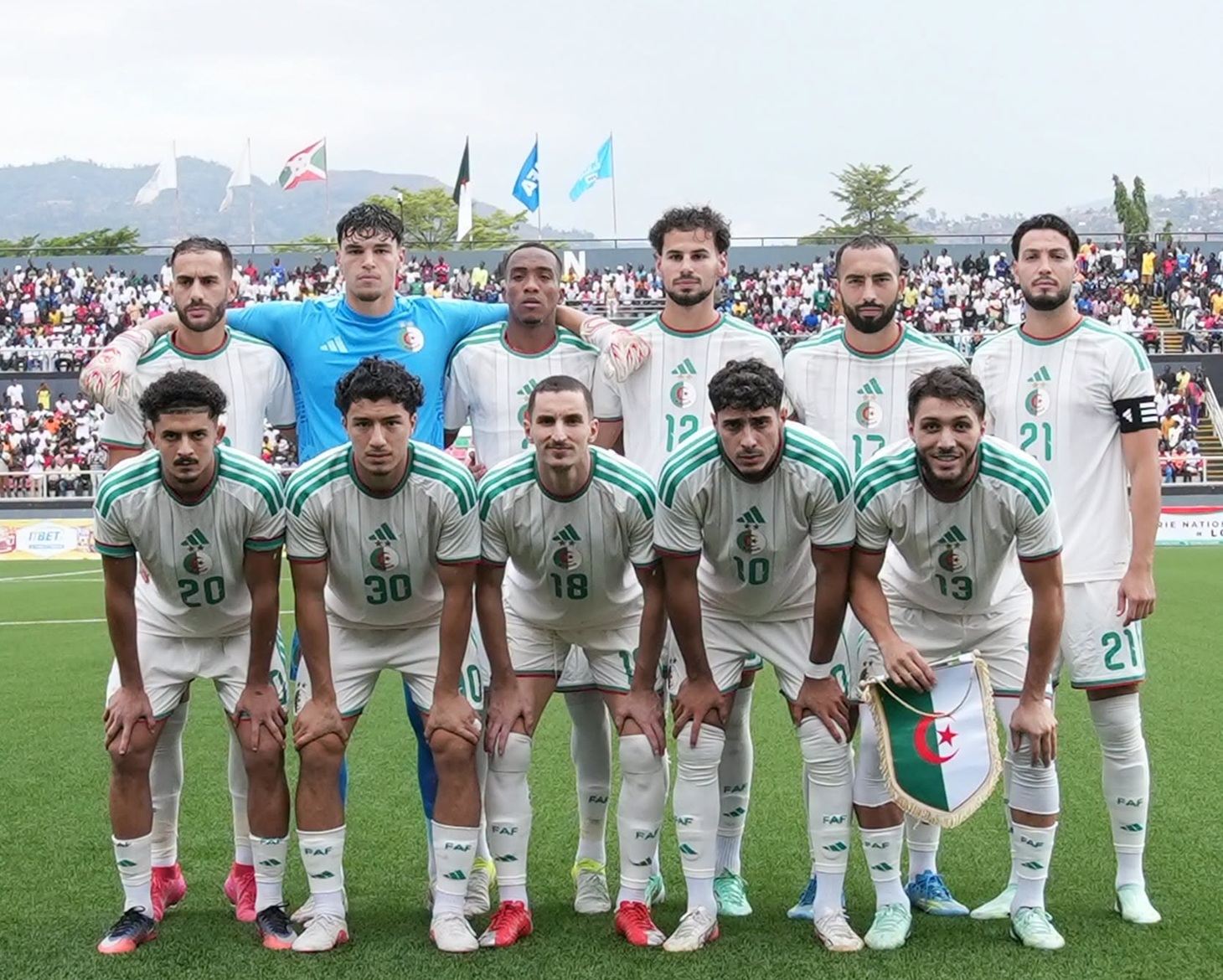 لاعبو منتخب الجزائر قبل مواجهة بوروندي. (فيسبوك)