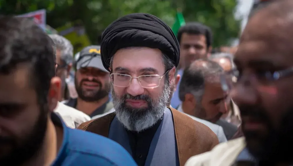قائد الجيش الإيراني يلتقي خامنئي: جاهزيّة عالية للقوات وتوجيهات بمواجهة أيّ اعتداء بحزم