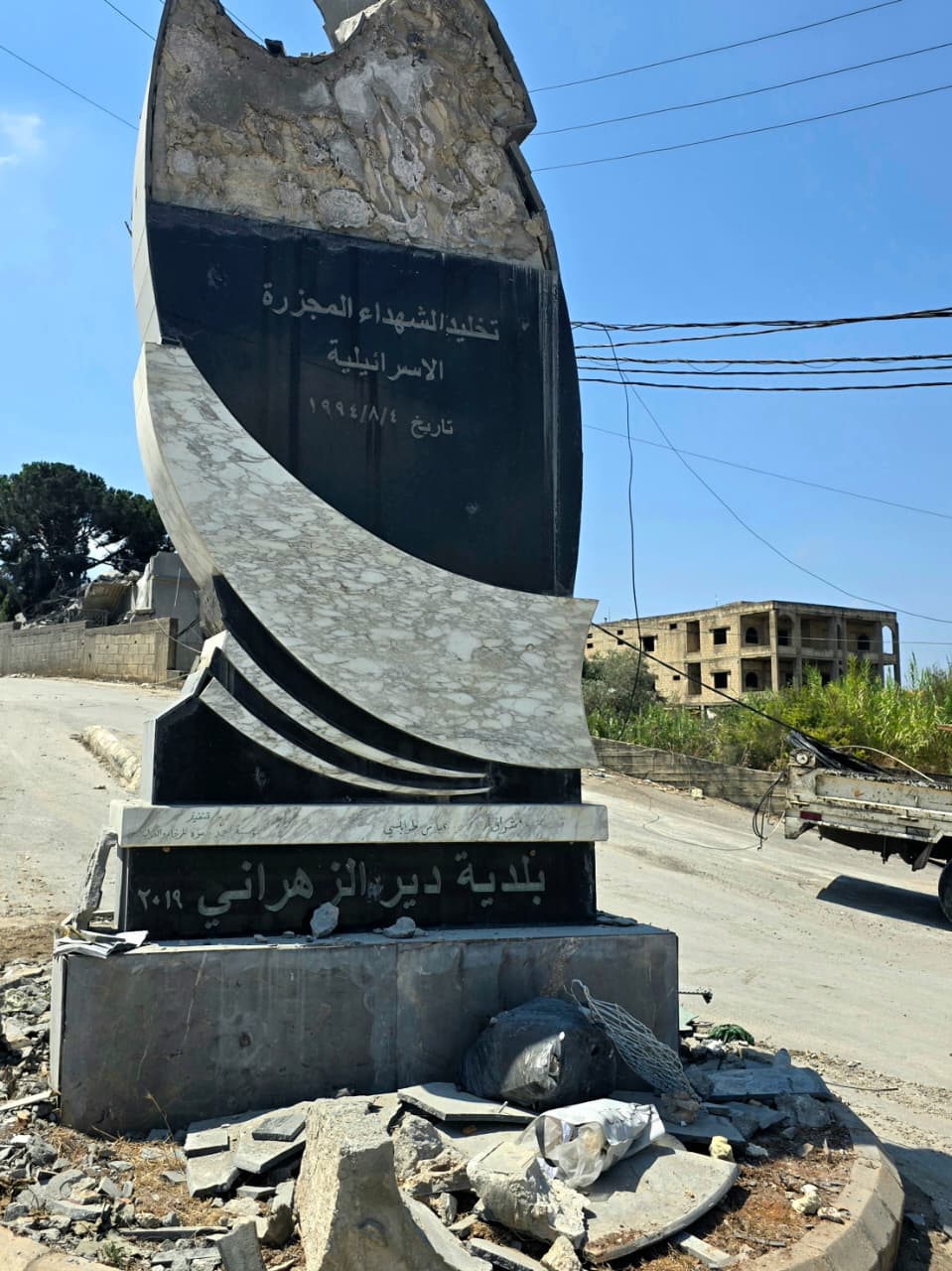أضرار في النصب جراء الغارة (أحمد منتش)