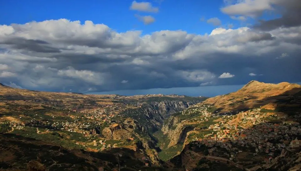 سقوط شاب في أحد المنحدرات الوعرة المؤدية من حصرون إلى وادي قنوبين