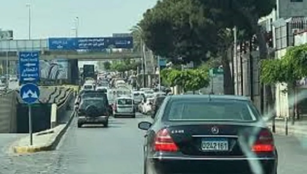 إنارة طريق المطار... وتوجيه للمواطنين!