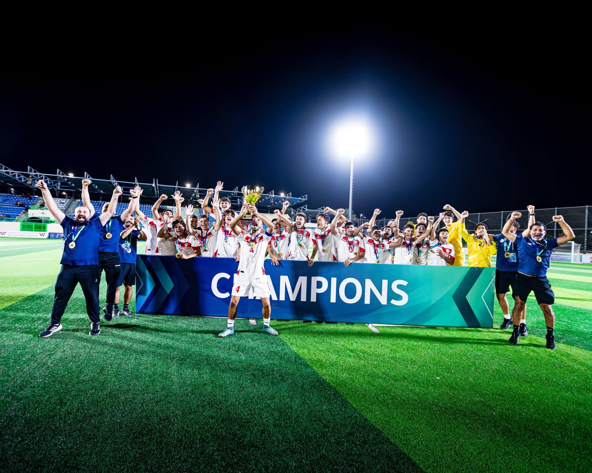 لاعبو منتخب لبنان يحتفلون باللقب. (فيسبوك)