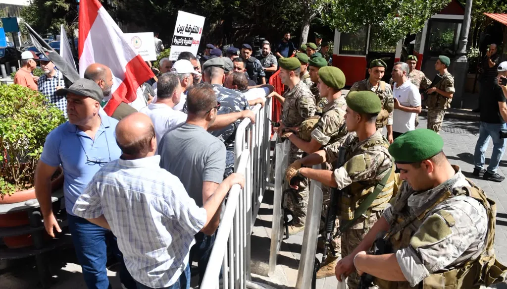 بالصور- تحرك للمودعين في رياض الصلح رفضاً لخطة الانتظام المالي