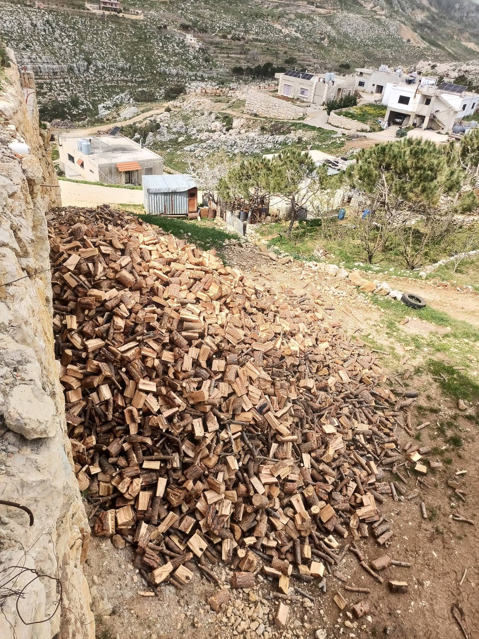 حطب غب الطلب في صورة على صفحة مخصصة لبيعه على فايسبوك.