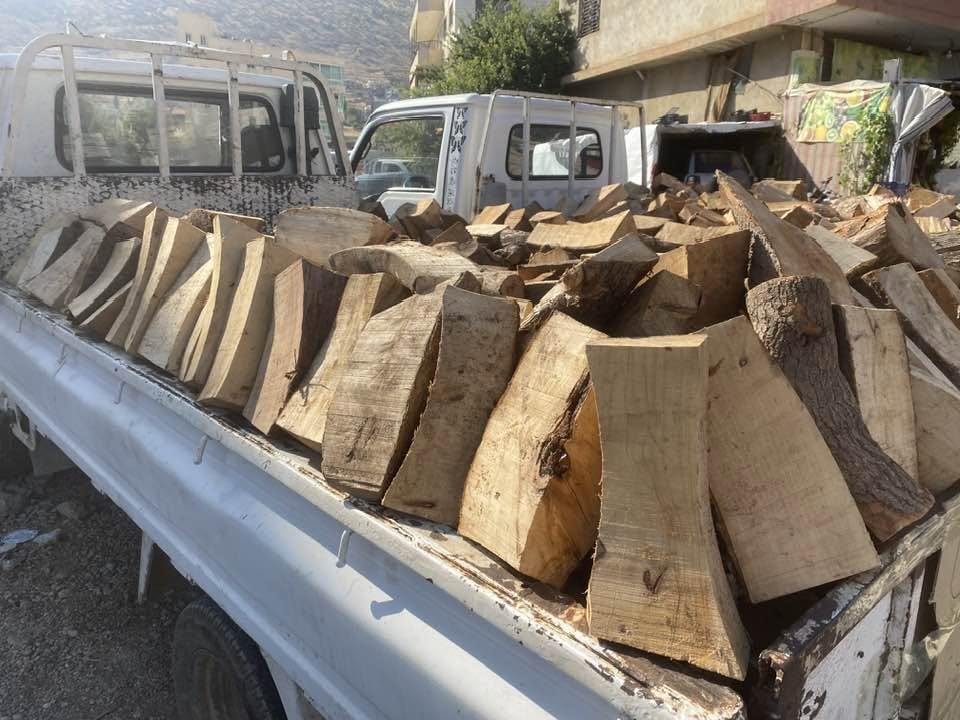 حطب مقطوع جاهز للتسليم (الصورة من صفحة مخصصة لبيع الحطب على فايسبوك)