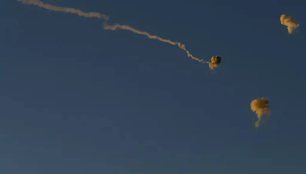 بالفيديو والصور- رشقة صاروخية من لبنان باتجاه إسرائيل... إصابات مباشرة وأضرار