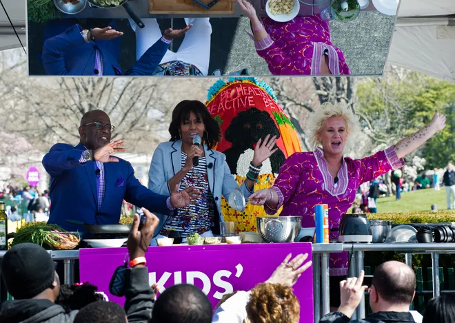 السيدة الأولى السابقة ميشيل أوباما مع الطاهية الشهيرة آن بوريل والشخصية التلفزيونية آل روكر (أ ف ب).