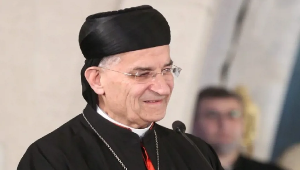 الراعي يمنح وسام مار مارون لفادي رومانوس تقديراً لدعمه كاريتاس لبنان