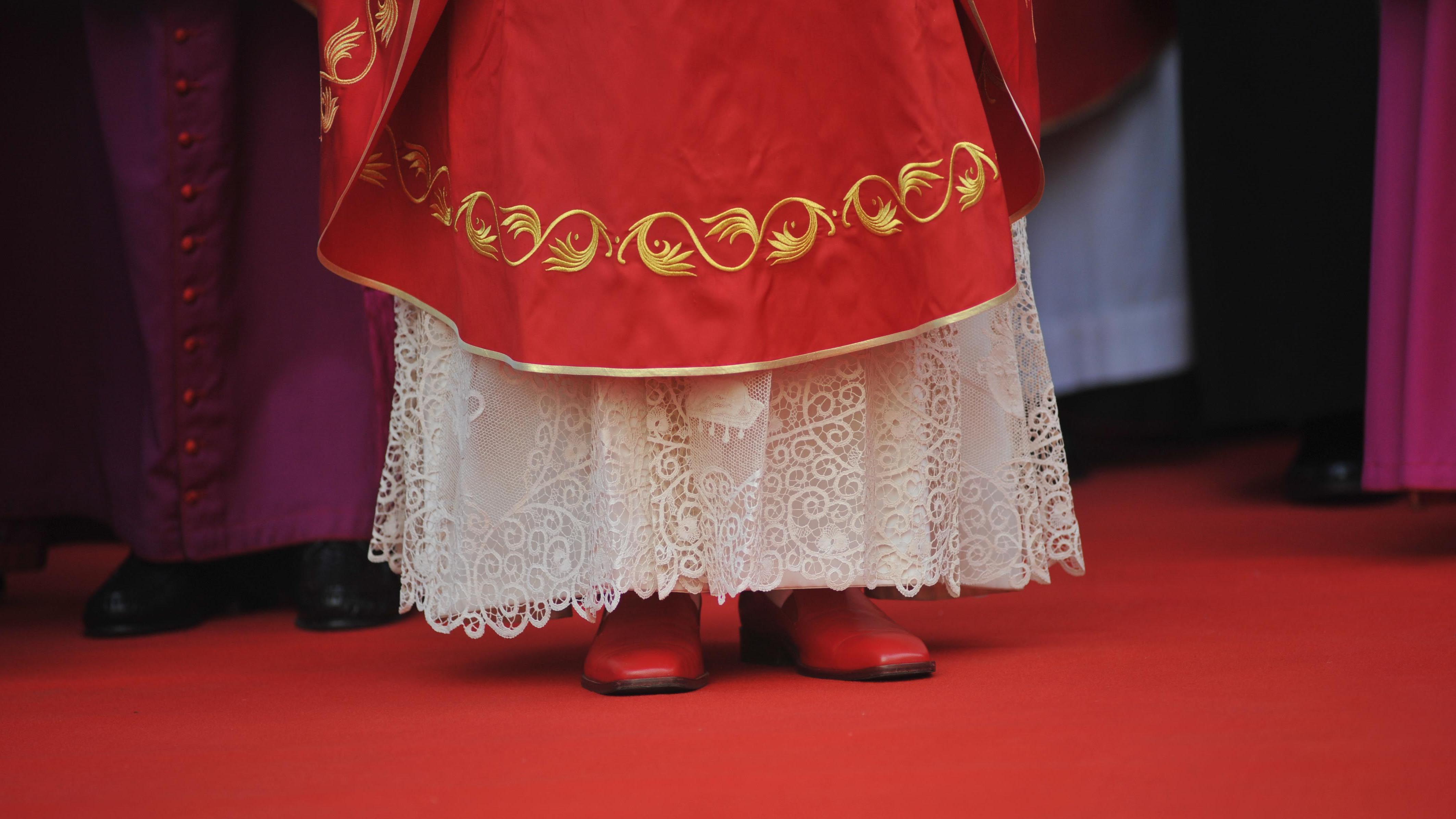 لون حذاء البابا ورمزيته (انترنت)