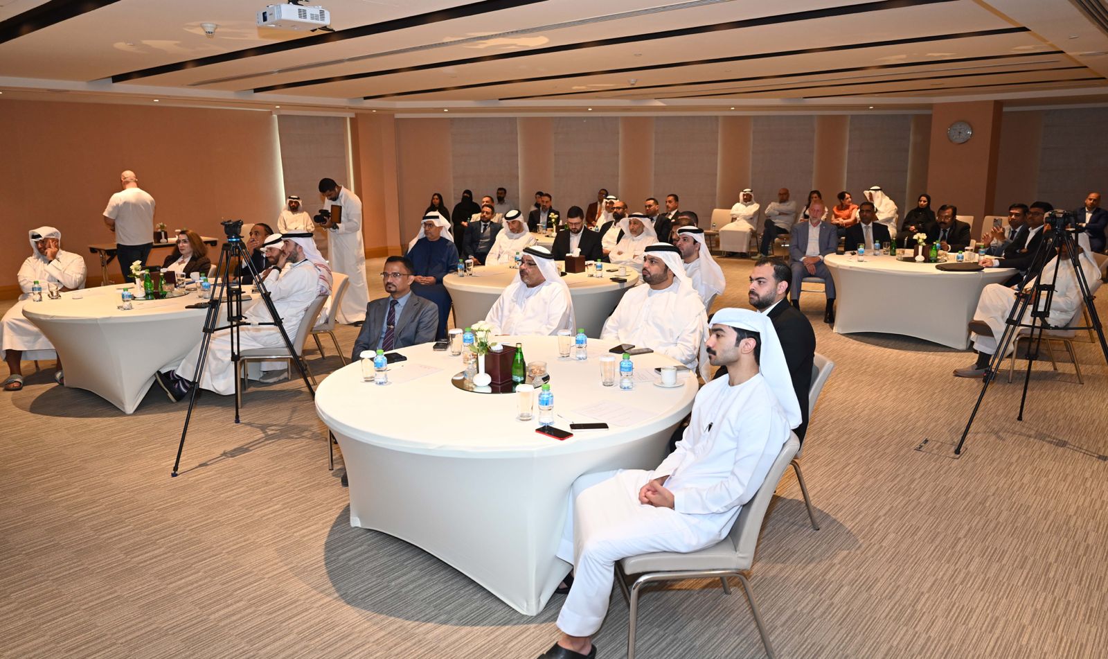استكمالاً للمسار الاستثماري والاقتصادي بين دولة الإمارات العربية المتحدة والكويت، عُقد في الكويت ملتقى الشركات الإماراتية المستثمرة(النهار)