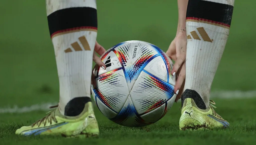 لاعب شاب يلقى مصرعه بعد اصطدام مروّع في الملعب (فيديو)