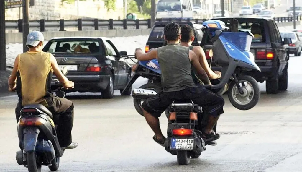 سارقون على دراجات نارية