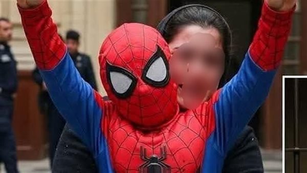 الطفل ياسين في بدلة سبيادر مان في المحكمة 