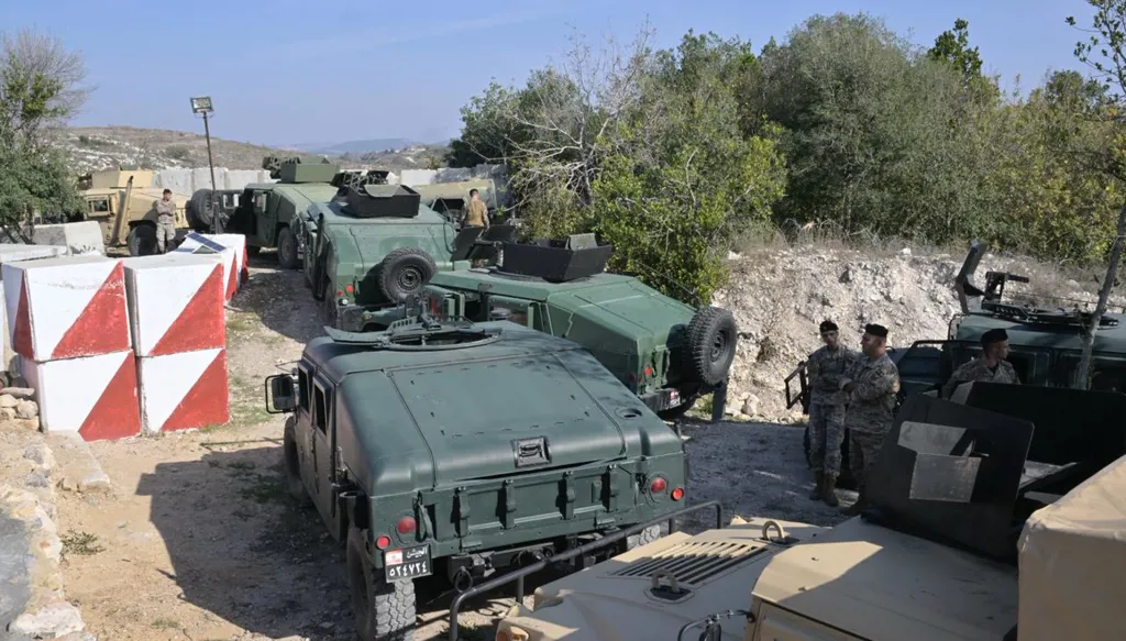 آليات عسكرية للجيش اللبناني في علما الشعب (نبيل اسماعيل).