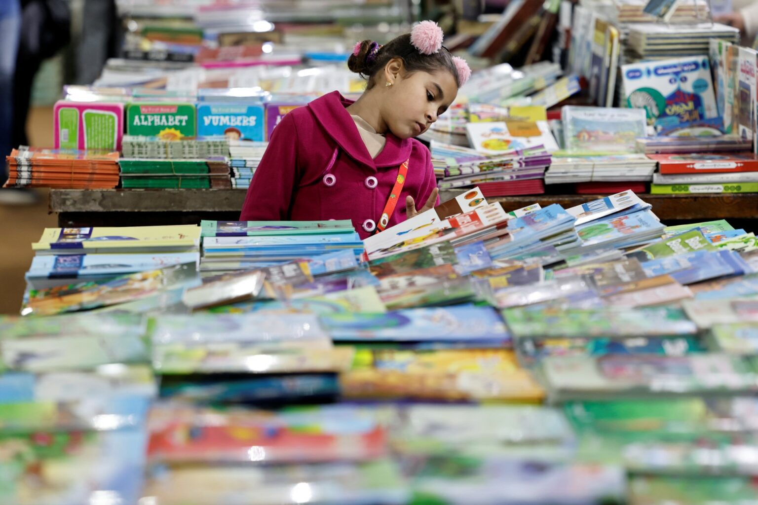 طفلة في معرض القاهرة الدولي للكتاب. (أ ف ب)