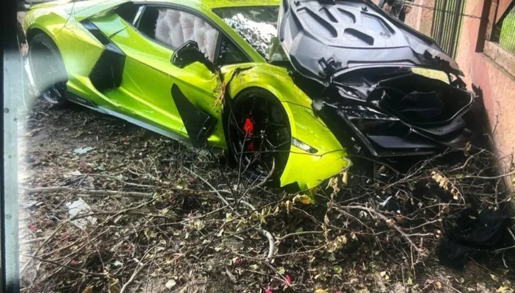 بالصور - في بيروت... حادث سير يحوّل "لامبورغيني" ثمنها 700 ألف دولار إلى خردة