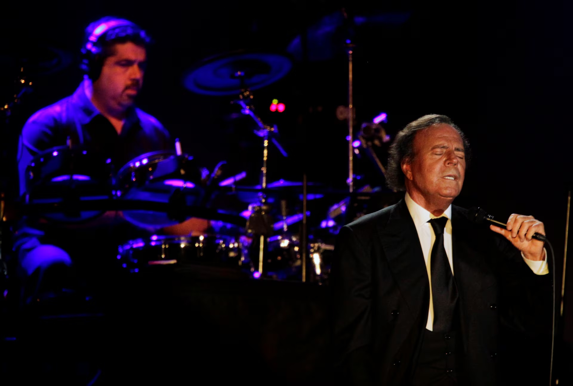 خوليو إغليسياس خلال حفل عام 2012. (أ ف ب)