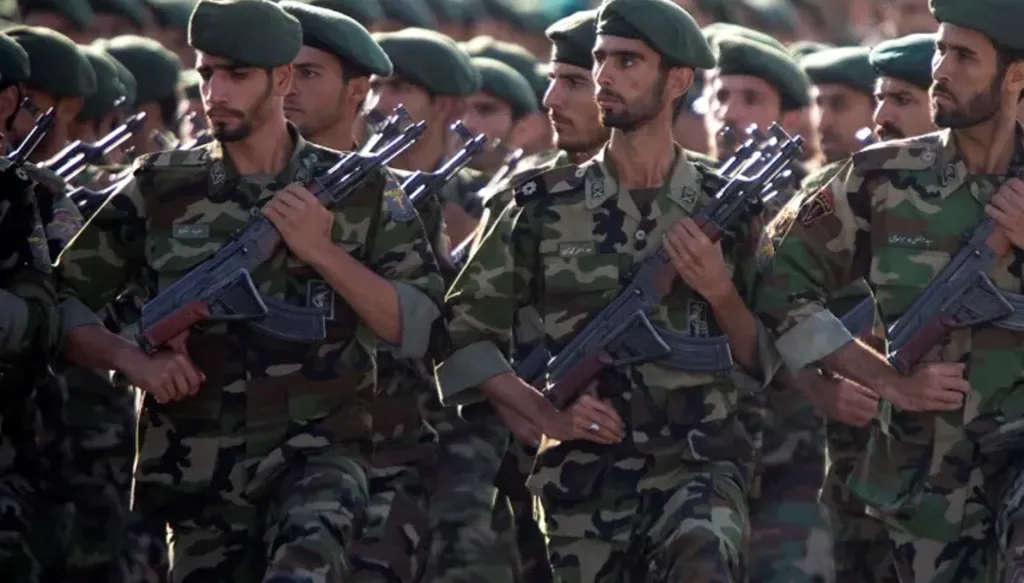 البحرين: المؤبد لـ3 متهمين بالتخابر مع الحرس الثوري