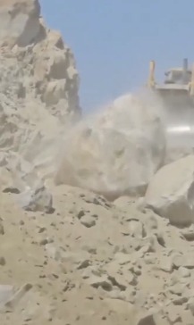 صخرة ضخمة تسقط على شاحنة في جبال مكة (إكس)