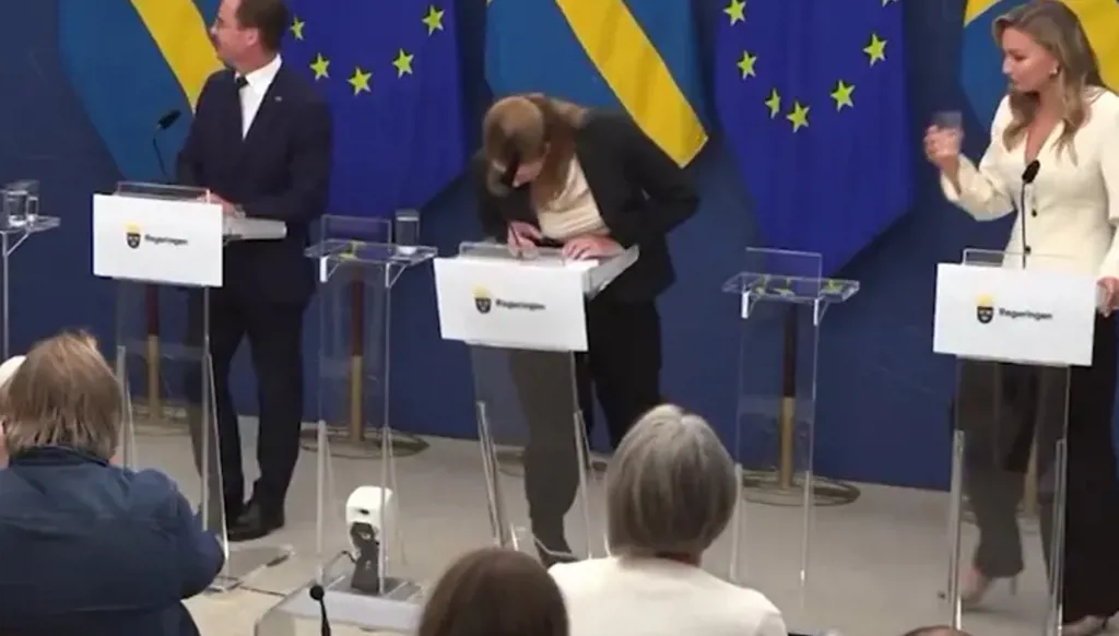 بالفيديو- وزيرة تسقط أرضاً