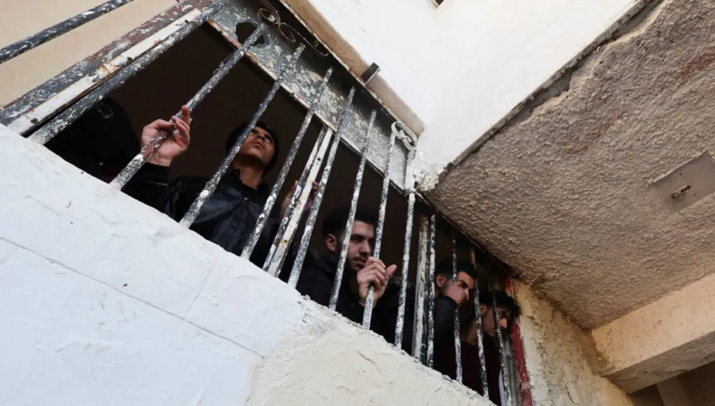 طفلان خلف القضبان… المرصد السوري يكشف احتجاز قاصرين في سجن عدرا