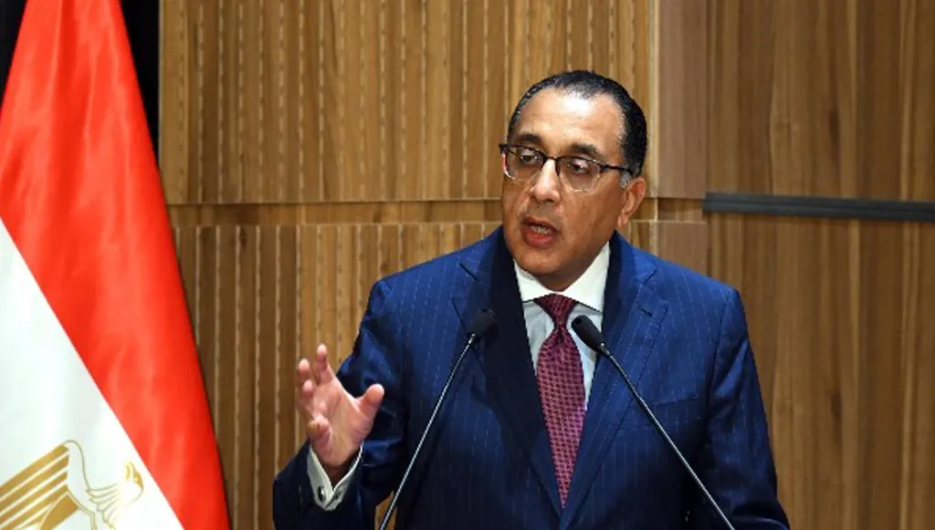 "فضيحة على الهواء"... كلاب شاردة خلف رئيس الوزراء المصري تُجدّد السجال
