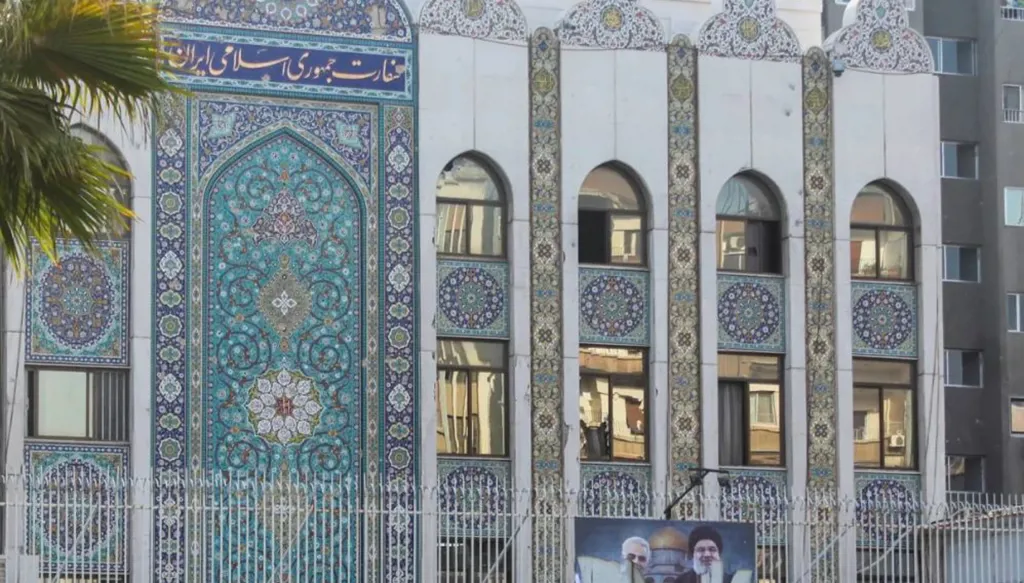 الحكومة الإيرانية: نجري محادثات دبلوماسية لإعادة فتح سفارتنا في دمشق